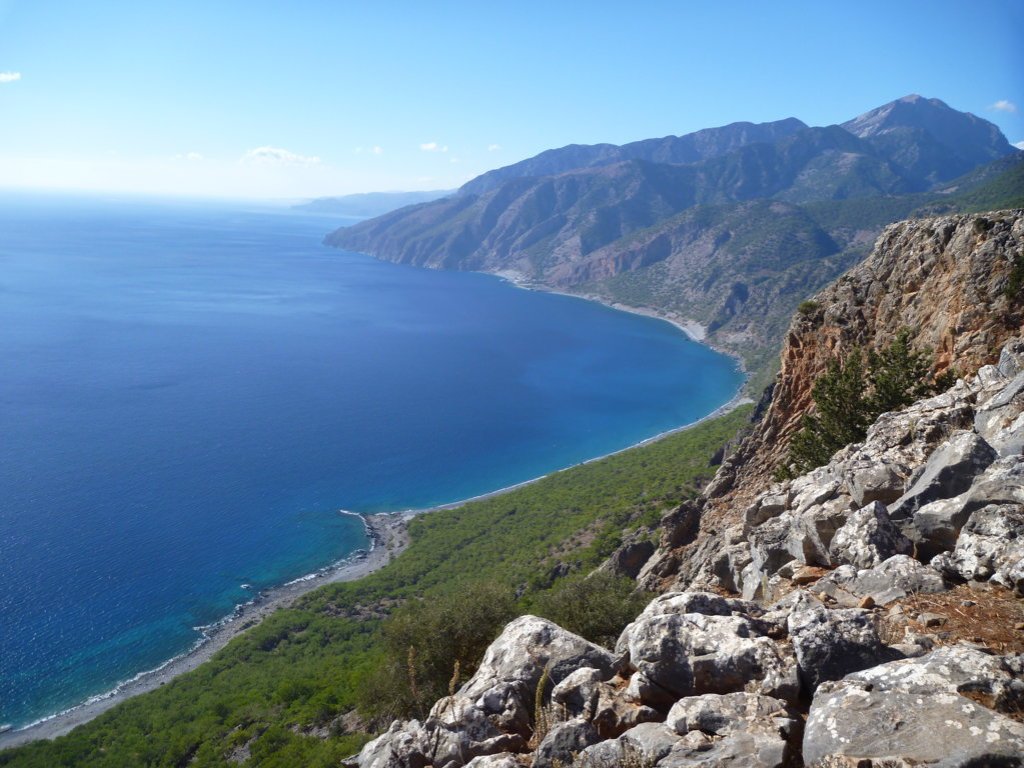 Au bord de la montagne, on découvre la baie que nous devons longer jusqu'à Agia Roumeli, au fond.